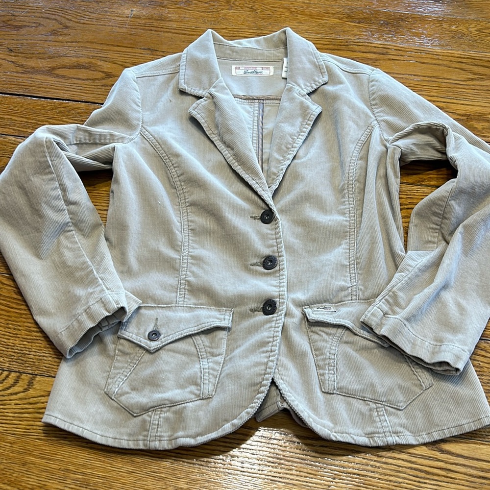 Vintage Levi’s Signature tan corduroy blazer. Front pockets w/flap. Size Medium